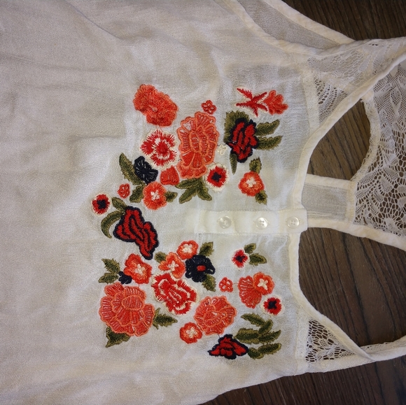 🌼🏵️🌺Embroidered tank🌺🏵️🌼 - Picture 8 of 8